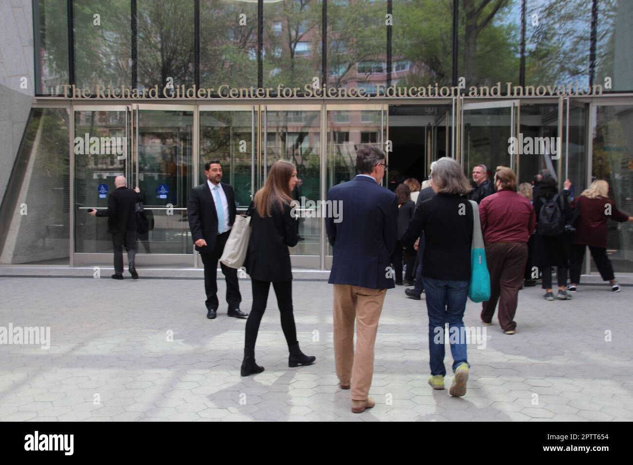 New York USA 26th Apr 2023 Visitors In Front Of The Extension To new-york-usa-26th-apr-2023-visitors-in-front-of-the-extension-to