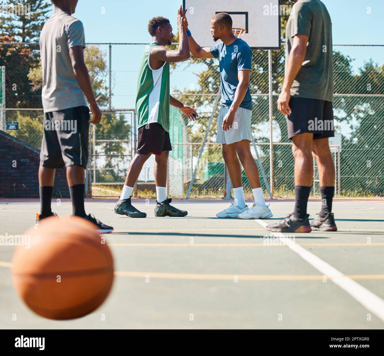 Referee basketball hi-res stock photography and images - Alamy