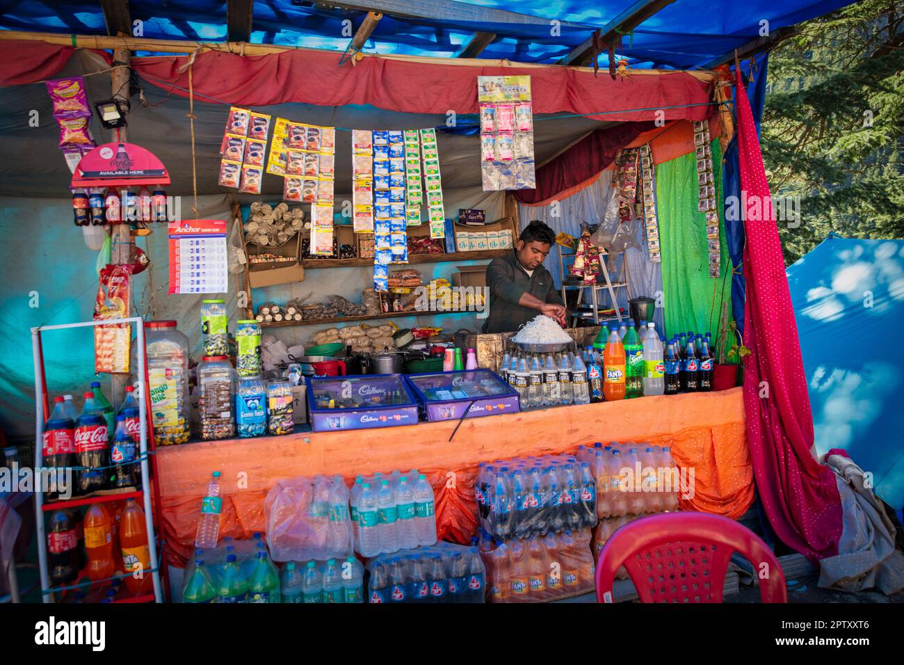 India, Uttarakhand, Uttarkashi. Tea and food stall Stock Photo Alamy
