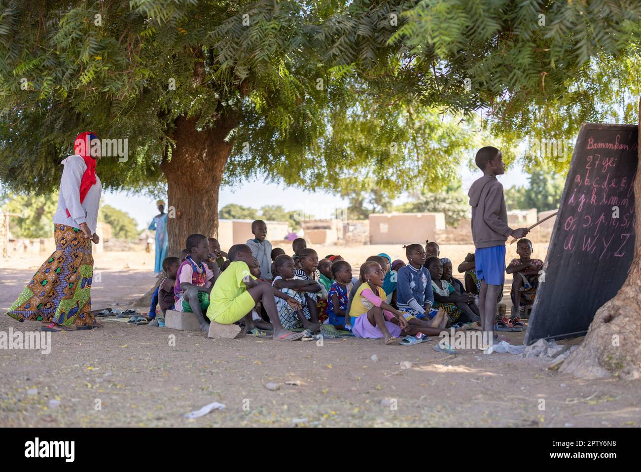 Primary school takes place under a tree in Segou Region, Mali, West Africa. 2022 Mali drought and hunger crisis. Stock Photo
