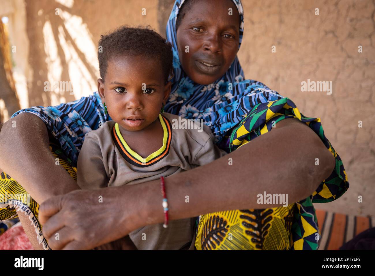 Mother and daughter from the Fulani tribe in Segou Region, Mali, West Africa. 2022 Mali drought and hunger crisis. Stock Photo