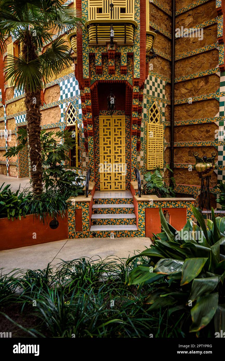 oriental-inspired-garden-of-the-casa-vicens-designed-by-antoni-gaud
