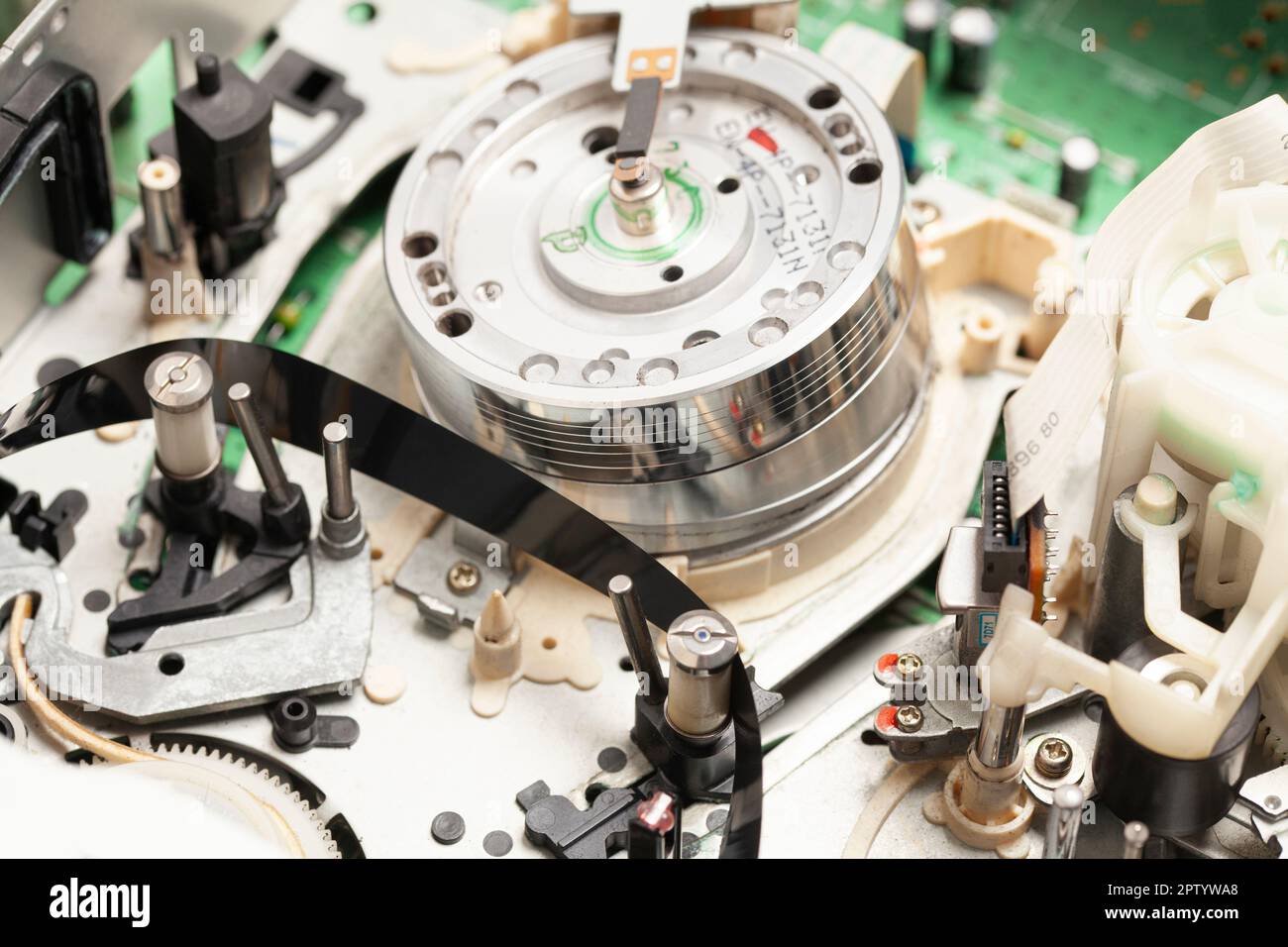 Builtin VCR, videorecorder round rotating video head for playing video