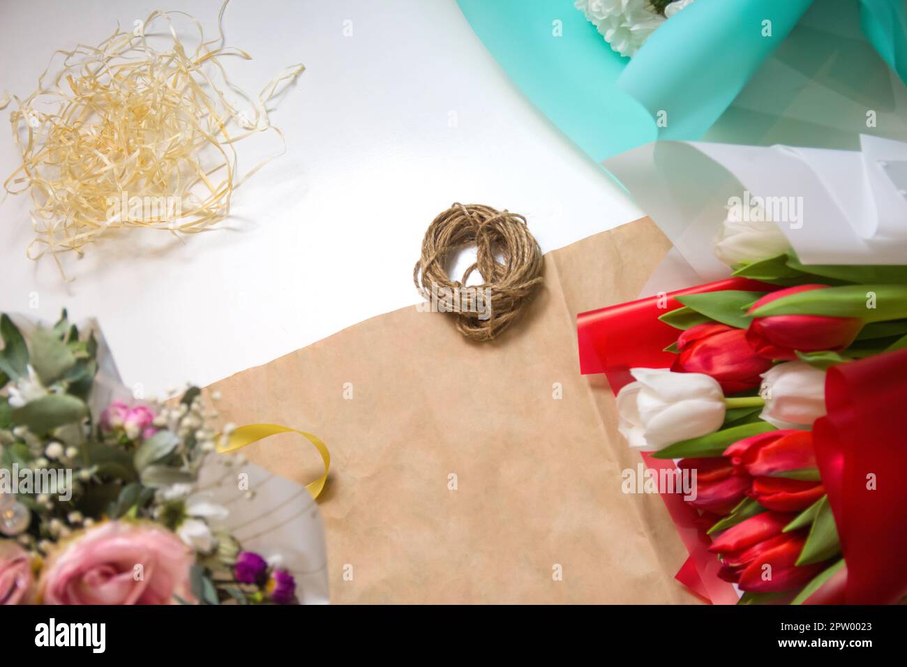 Flowers shop top view. Composition with flowers and rope on craf Stock ...