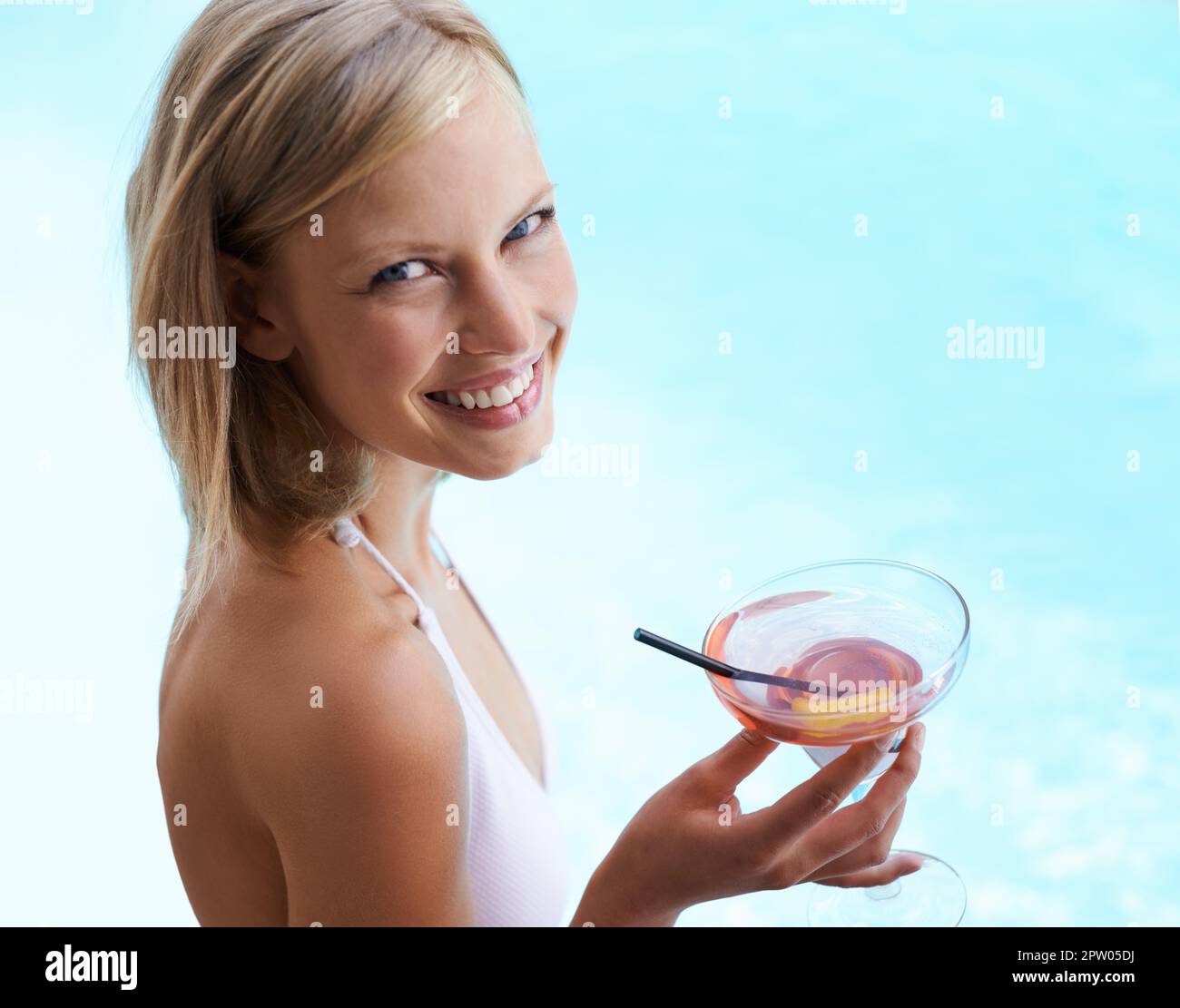 https://c8.alamy.com/comp/2PW05DJ/poolside-cocktails-young-woman-having-cocktails-by-a-pool-2PW05DJ.jpg