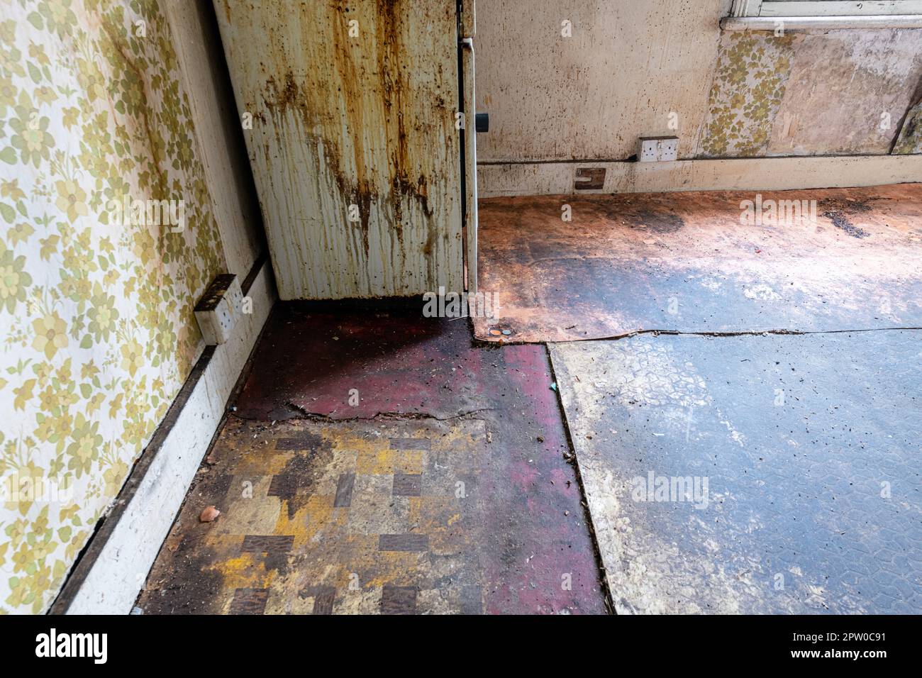 A filthy floor and cooker in an unmodernised house in South London. Stock Photo