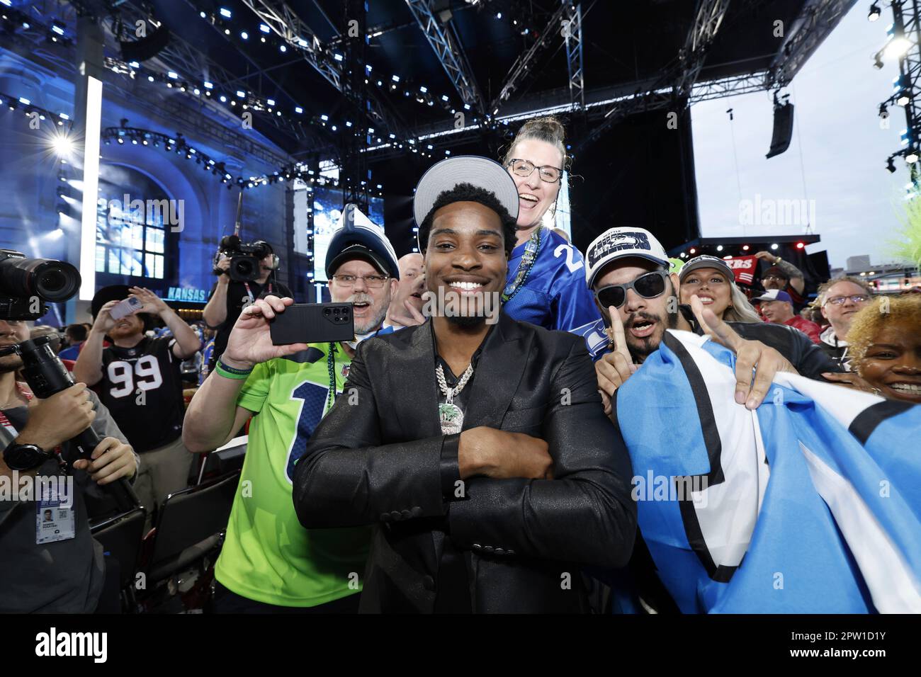 Illinois Cornerback Devon Witherspoon poses with Seattle Seahawks fans