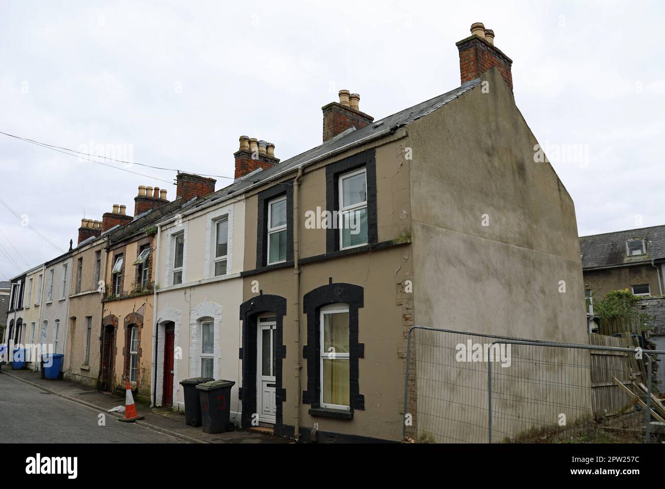 Rundown houses in the Loyalist Fountain area of Londonderry Stock Photo