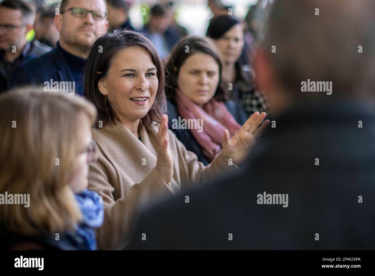 Wunstorf, Deutschland. 28th Apr, 2023. Appeal for returnees by the Sudan evacuation association - deployment of the Bundeswehr at the air base in Wunstorf. Here Federal Foreign Minister Annalena Baerbock (Alliance 90/The Greens), in conversation with employees. Credit: dpa/Alamy Live News Stock Photo