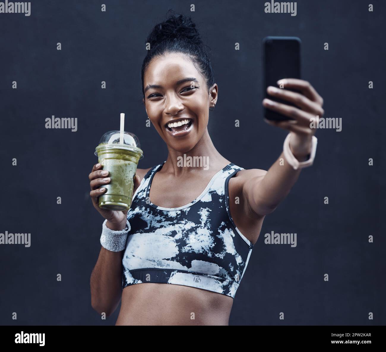 Woman drinking smoothie outside hi-res stock photography and images - Page  2 - Alamy