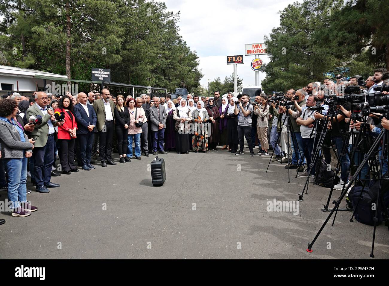 Politicians and citizens gather in front of the Diyarbakir Courthouse during the demonstration. The detention and arresting operation carried out in 21 provinces based in Diyarbakir, Turkey was massively protested in front of the Diyarbakir Courthouse. The protest was attended by the Green Left Party (YPS) provincial organization and parliamentary candidates, the Democratic Party of Rights (HDP), the Democratic Regions Party (DBP) provincial organization, the Lawyers Association for Freedom, Peace Mothers, the Free Women's Movement (TJA) and many representatives of non-governmental organizatio Stock Photo