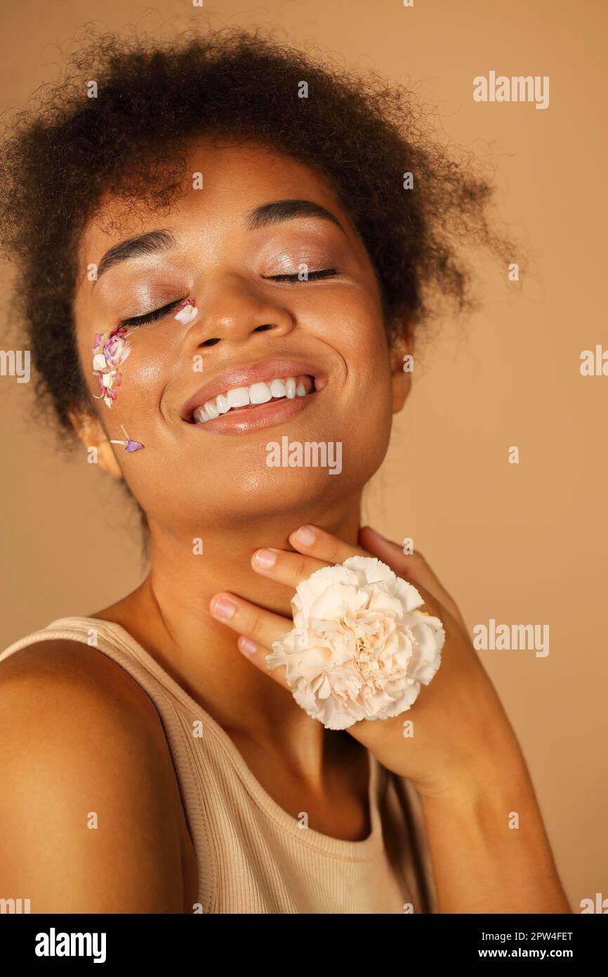 Dark skinned model hi-res stock photography and images - Alamy