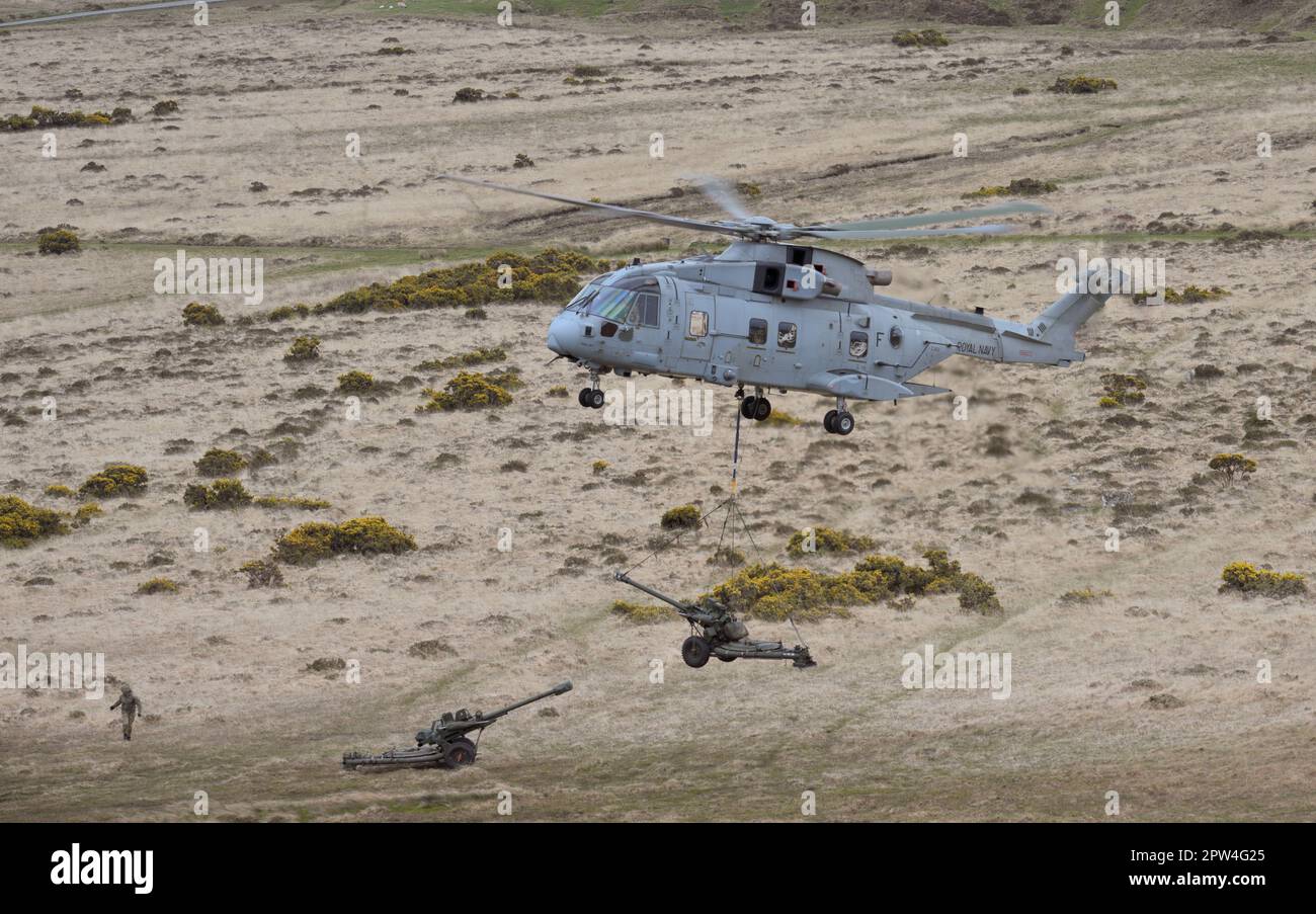 Royal Navy Merlin Commando Helicopter lifting start guns into position for the event. Oakhampton Camp, Dartmoor, UK . 28th April 2023 :Credit Bob Sharples/Alamy Live News Stock Photo