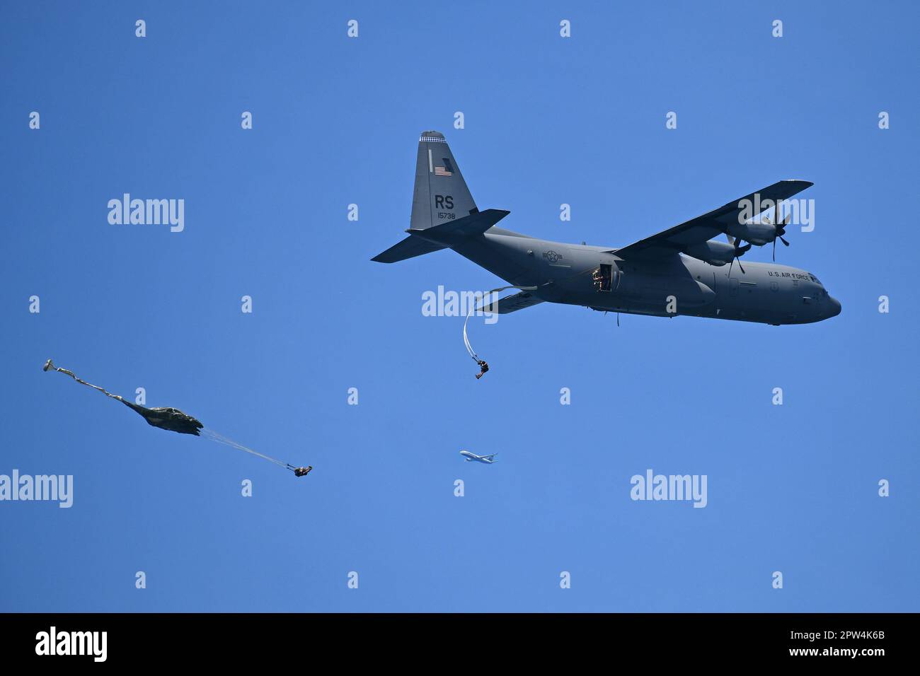 U. S. Army Paratroopers assigned to 173rd Airborne Brigade, exits a U.S. Air Force 86th Air Wing C-130 Hercules aircraft at Lake Garda near Pacengo, Italy, Apr. 26, 2023. The 173rd Airborne Brigade is the U.S. Army Contingency Response Force in Europe, capable of projecting ready forces anywhere in the U.S. European, Africa or Central Commands' areas of responsibility. (U.S. Army photo by Paolo Bovo) Stock Photo