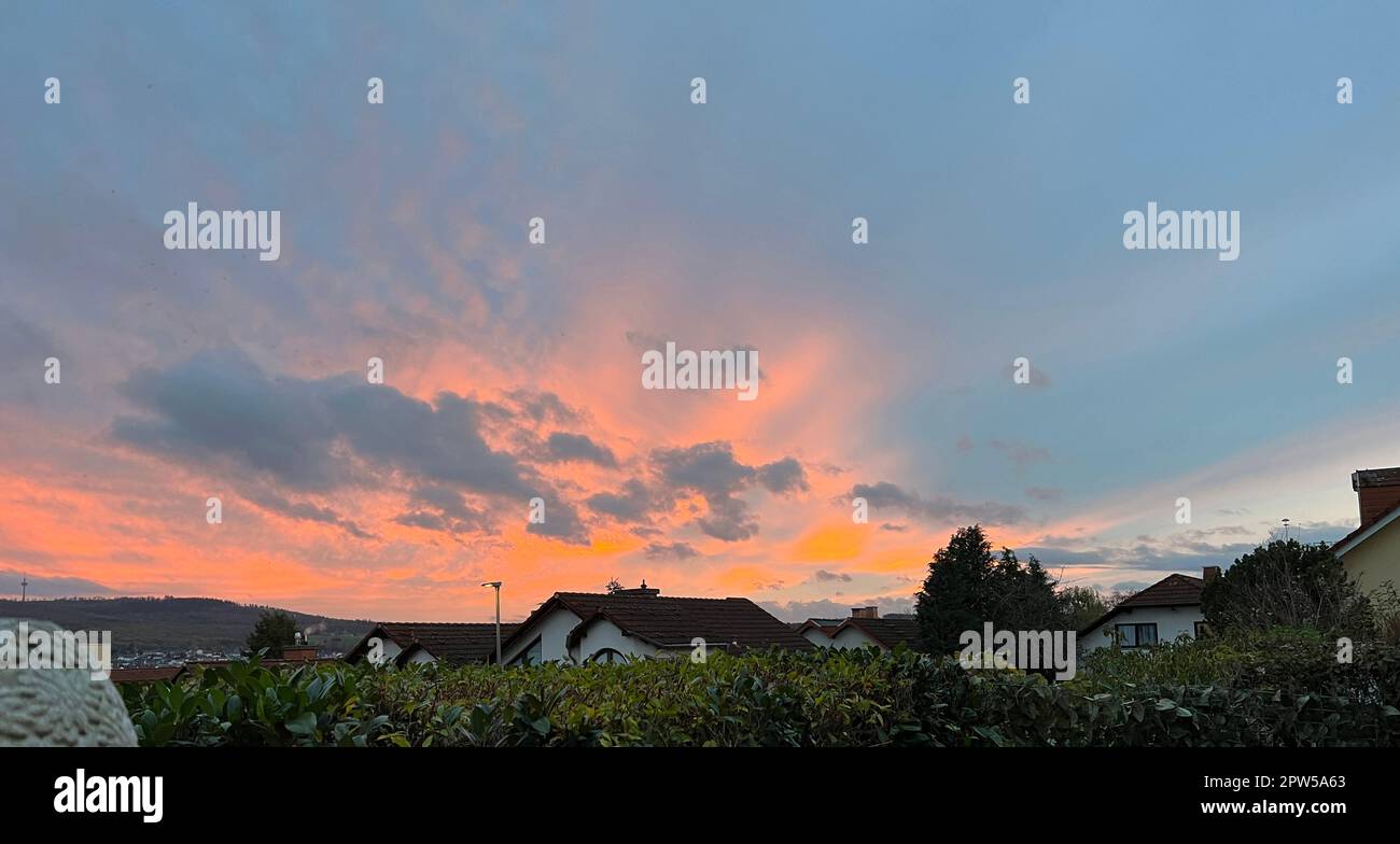 Abendstimmung in Taunusstein mit bestrahlten Wolken. Evening mood in Taunusstein with irradiated clouds. Stock Photo