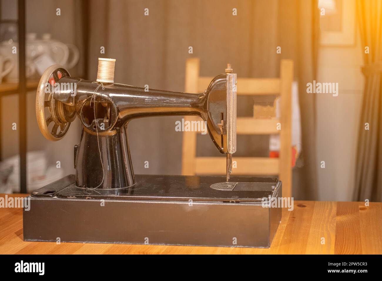 Sewing machine retro hi-res stock photography and images - Alamy