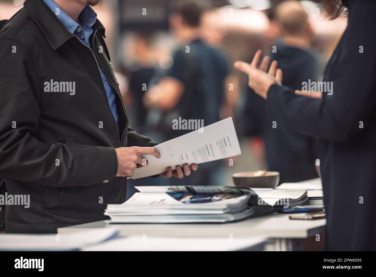 Business meeting trade show hi-res stock photography and images - Alamy