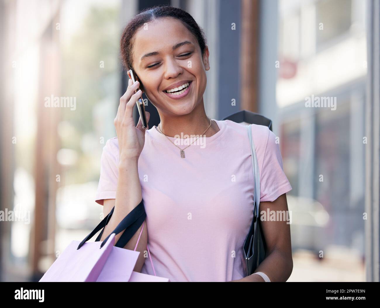 Woman phone paris talking hi-res stock photography and images - Alamy