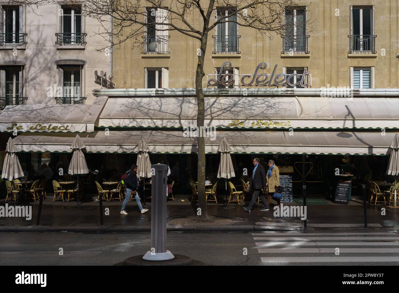 Le Select restaurant on Boulevard du Montparnasse in Paris, France. March 24, 2023. Stock Photo