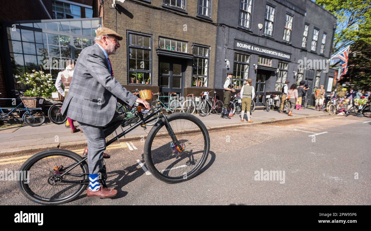 London 29 April 2023 The Tweed Run is a fabulously quirky event where participants don their finest tweeds and brogues and cycle through London, stopping along the way to take tea, have a picnic, and ending with an old fashioned knees-up in the afternoon.Paul Quezada-Neiman/Alamy Live News Credit: Paul Quezada-Neiman/Alamy Live News Stock Photo
