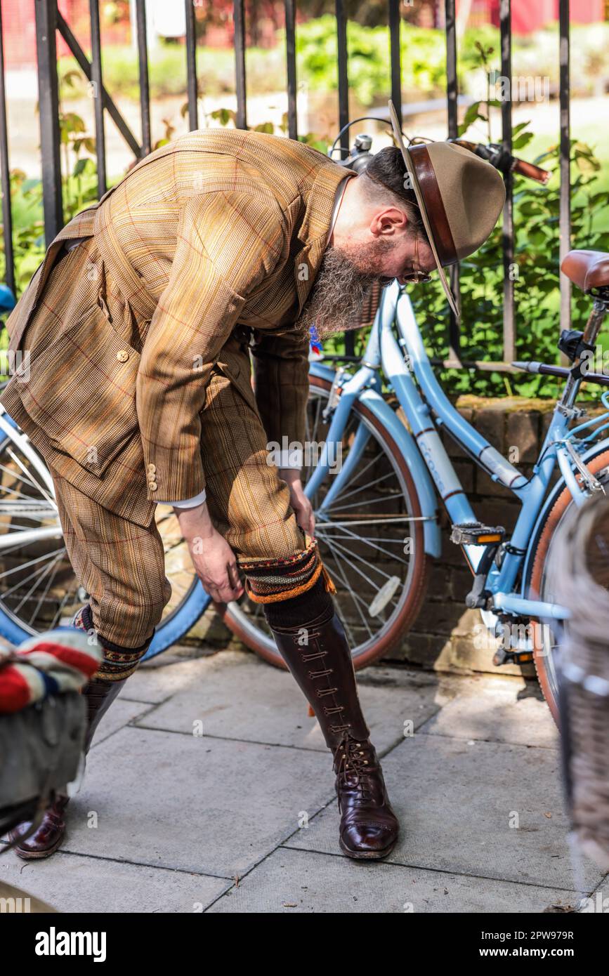London 29 April 2023 The Tweed Run is a fabulously quirky event where participants don their finest tweeds and brogues and cycle through London, stopping along the way to take tea, have a picnic, and ending with an old fashioned knees-up in the afternoon.Paul Quezada-Neiman/Alamy Live News Credit: Paul Quezada-Neiman/Alamy Live News Stock Photo