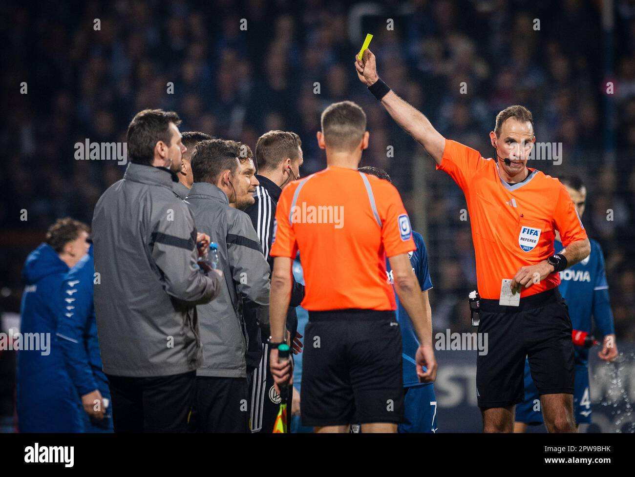 Bochum, Germany. 28th Apr, 2023. Trainer Edin Terzic (BVB) sieht von Schiedsrichter Sascha Bochum, Germany. 28th Apr, 2023. Trainer Edin Terzic (BVB) sieht von Schiedsrichter Sascha
