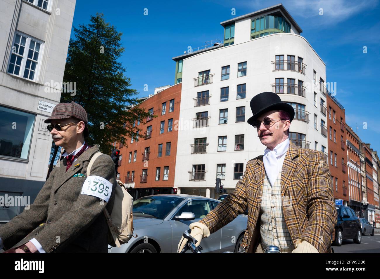 London, UK.  29 April 2023.  Stylish participants wearing their finest tweeds and brogues take part in the annual Tweed Run by riding bicycles around landmarks in central London, with stops for tea and a picnic en route.  The event has been held since 2009 appealing to the followers of fashion and cycling enthusiasts around the world.  Credit: Stephen Chung / Alamy Live News Stock Photo