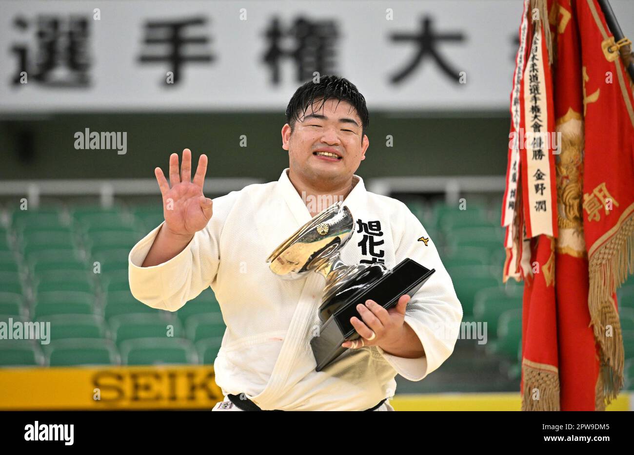 Takeshi Ojitani celebrates as winning the All Japan Judo Championship