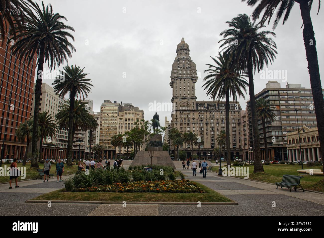 plaza-independencia-independence-square-with-palacio-salvo-in-the
