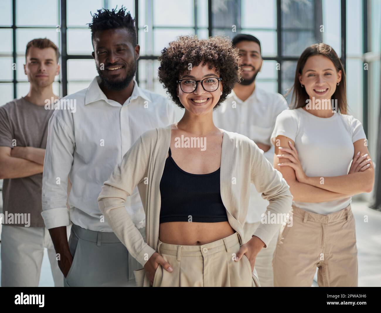 Teamwork smile portrait young hi-res stock photography and images - Alamy