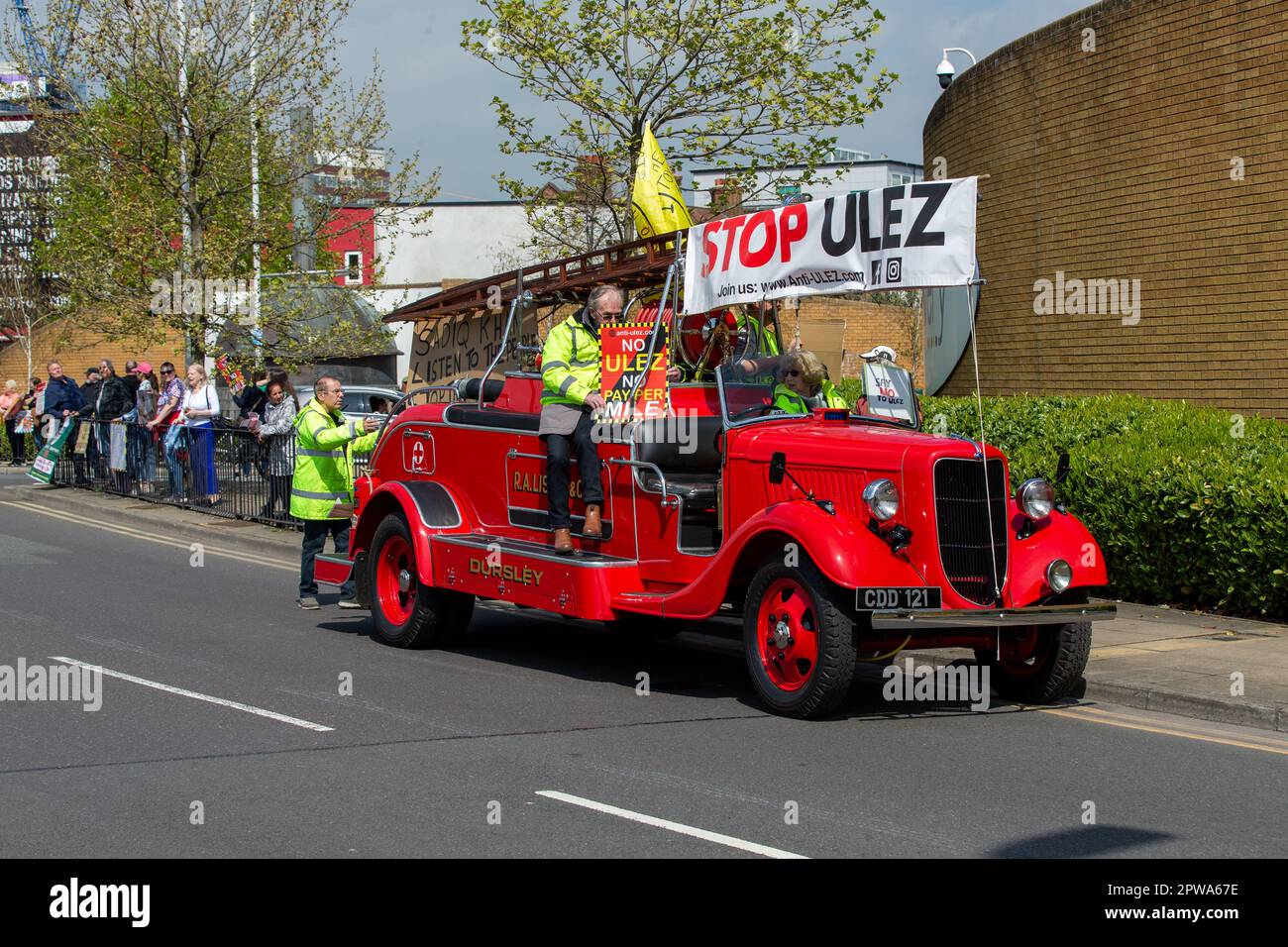 Romford, Essex,uk,29th April.2023 Anti-ULEZ Protesters with placards and banners at the side of brewery roundabout and lots motorist supporting them beeping as they drive round the roundabout credit Richard Lincoln/Alamy Live News Stock Photo
