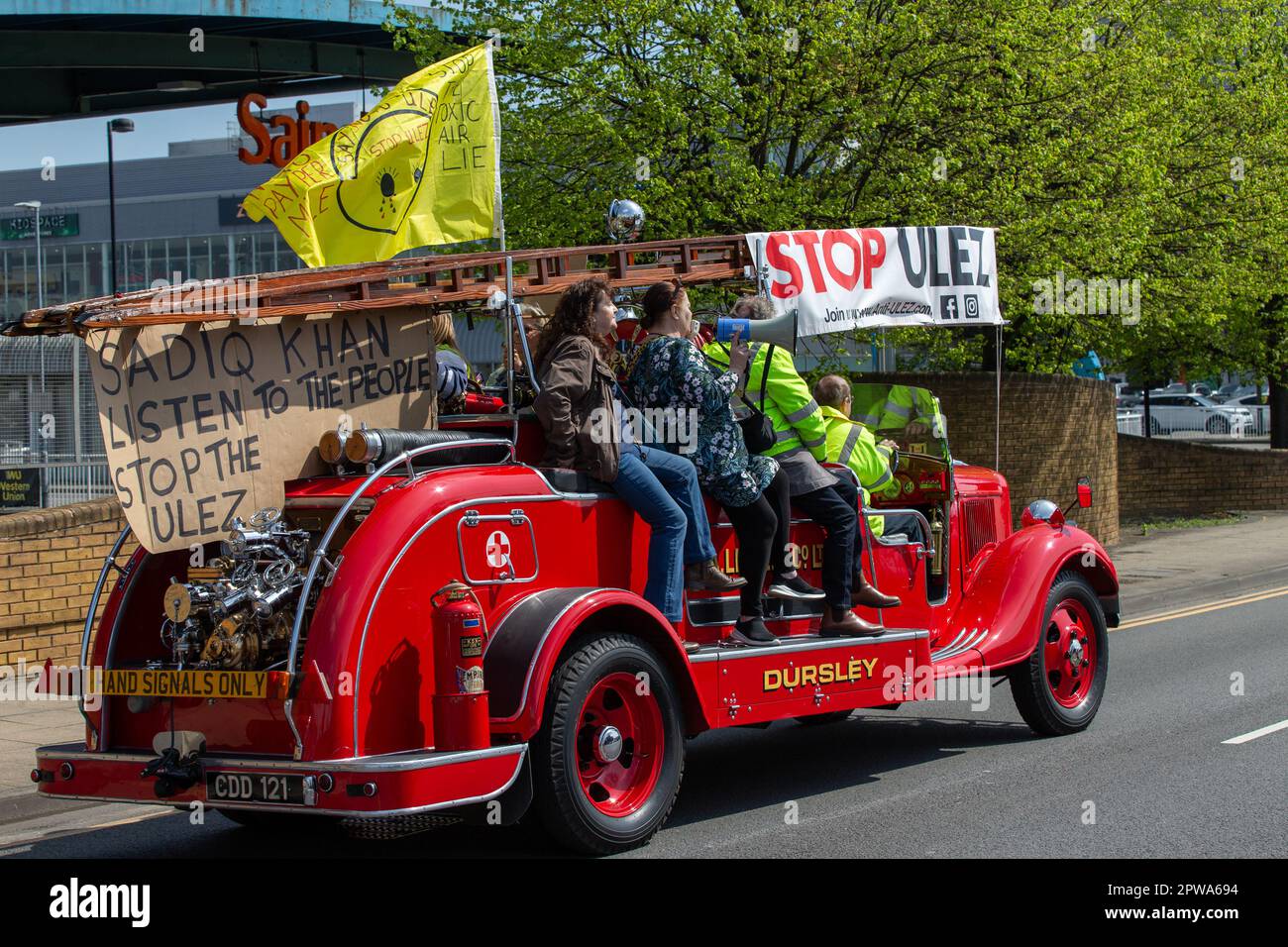 Romford, Essex,uk,29th April.2023 Anti-ULEZ Protesters with placards and banners at the side of brewery roundabout and lots motorist supporting them beeping as they drive round the roundabout credit Richard Lincoln/Alamy Live News Stock Photo