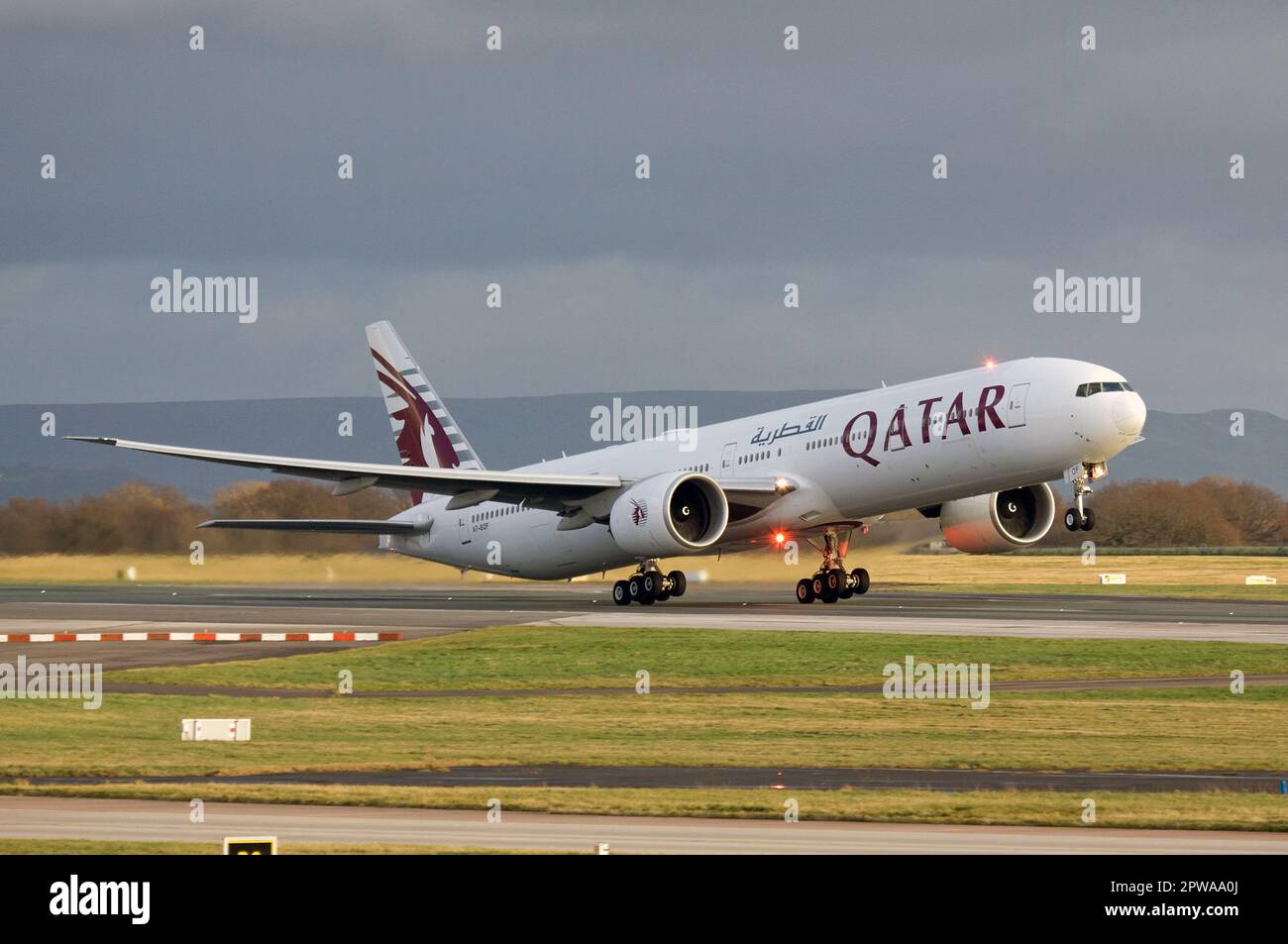 A7-BOF, Qatar Airways, Boeing 777-3ZGER departing for Doha Stock Photo
