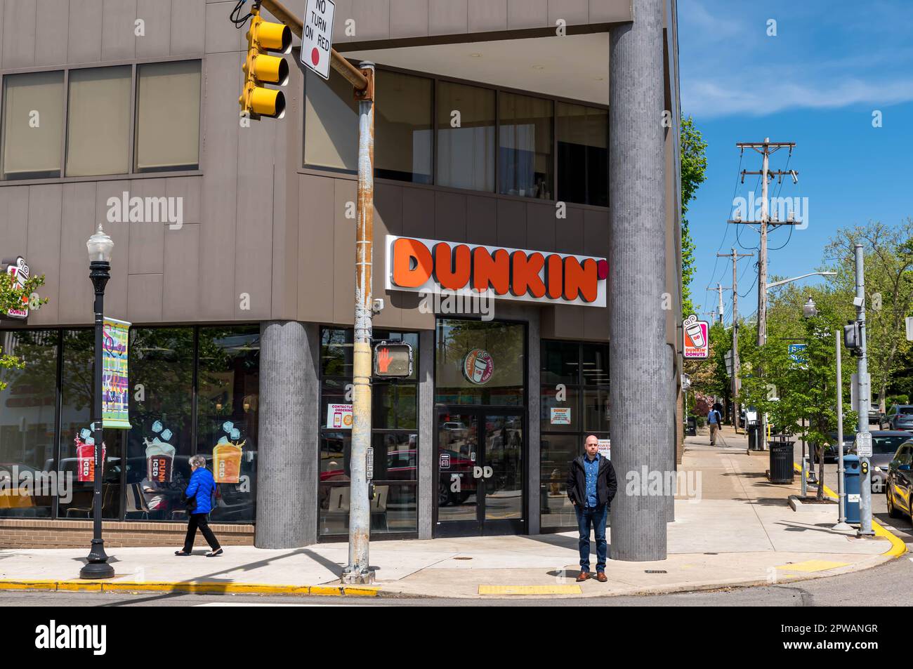 Dunkin donuts exterior hires stock photography and images Alamy