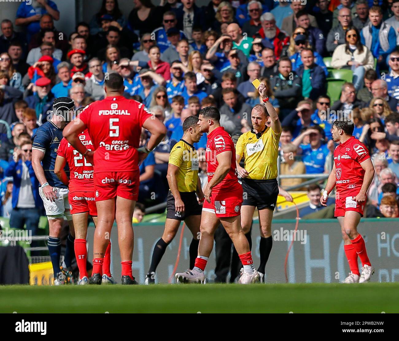 Rugby referee aviva card hires stock photography and images Alamy