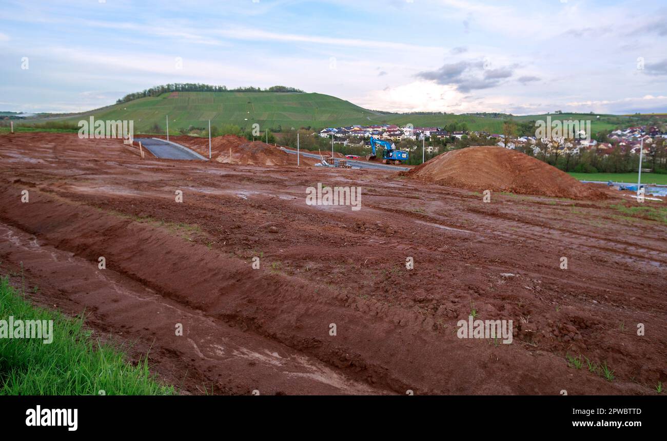 auf einer Baustelle in einem Neubaugebiet entstehen Zufahrtsstraßen Stock Photo