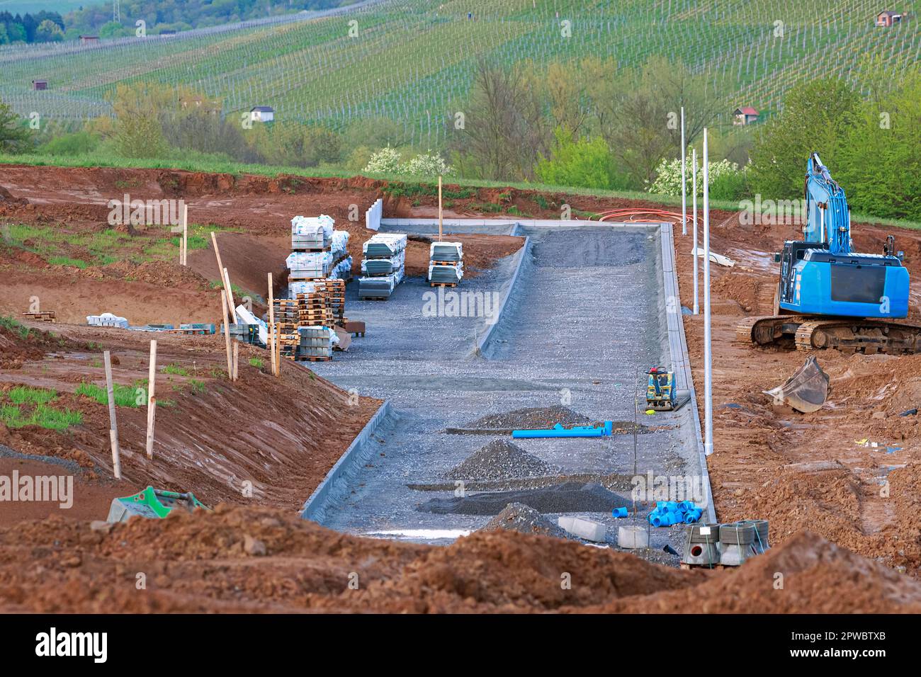 auf einer Baustelle in einem Neubaugebiet entstehen Zufahrtsstraßen Stock Photo