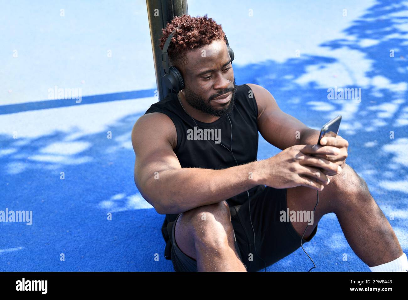 Sporty young man listening hi-res stock photography and images - Alamy