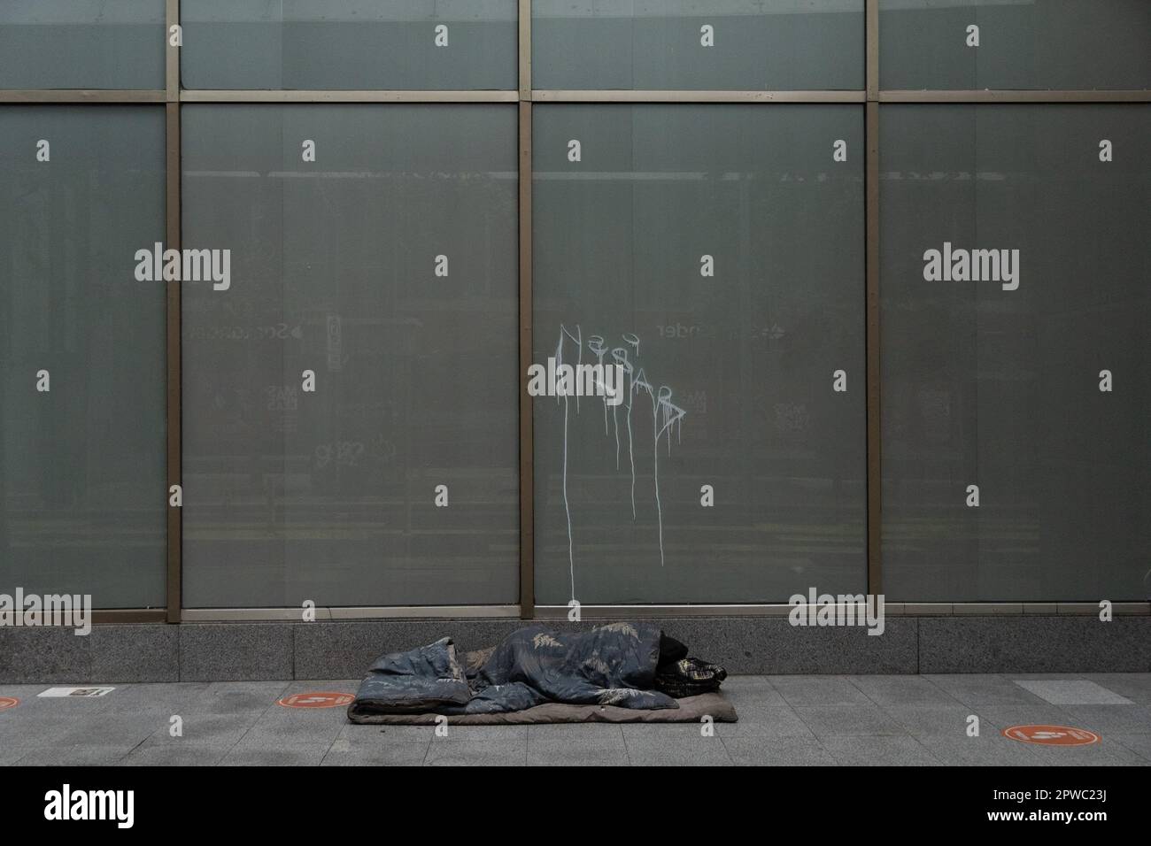 Santiago, Metropolitana, Chile. 29th Apr, 2023. A homeless man sleeps outside a commercial building in Santiago, Chile. (Credit Image: © Matias Basualdo/ZUMA Press Wire) EDITORIAL USAGE ONLY! Not for Commercial USAGE! Stock Photo
