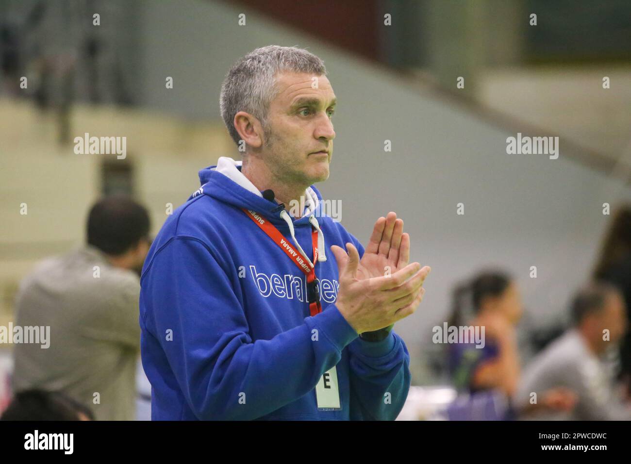 Gijon, Spain. 28th Apr, 2023. The coach of Super Amara Bera Bera, Imanol Alvarez during the first leg of the quarterfinals of the Final Phase of the Iberdrola League 2022-23 between Motive.co Gijon and Super Amara Bera Bera, on April 28, 2023, at the La Arena Sports Pavilion, in Gijon, Spain. (Photo by Alberto Brevers/Pacific Press) Credit: Pacific Press Media Production Corp./Alamy Live News Stock Photo