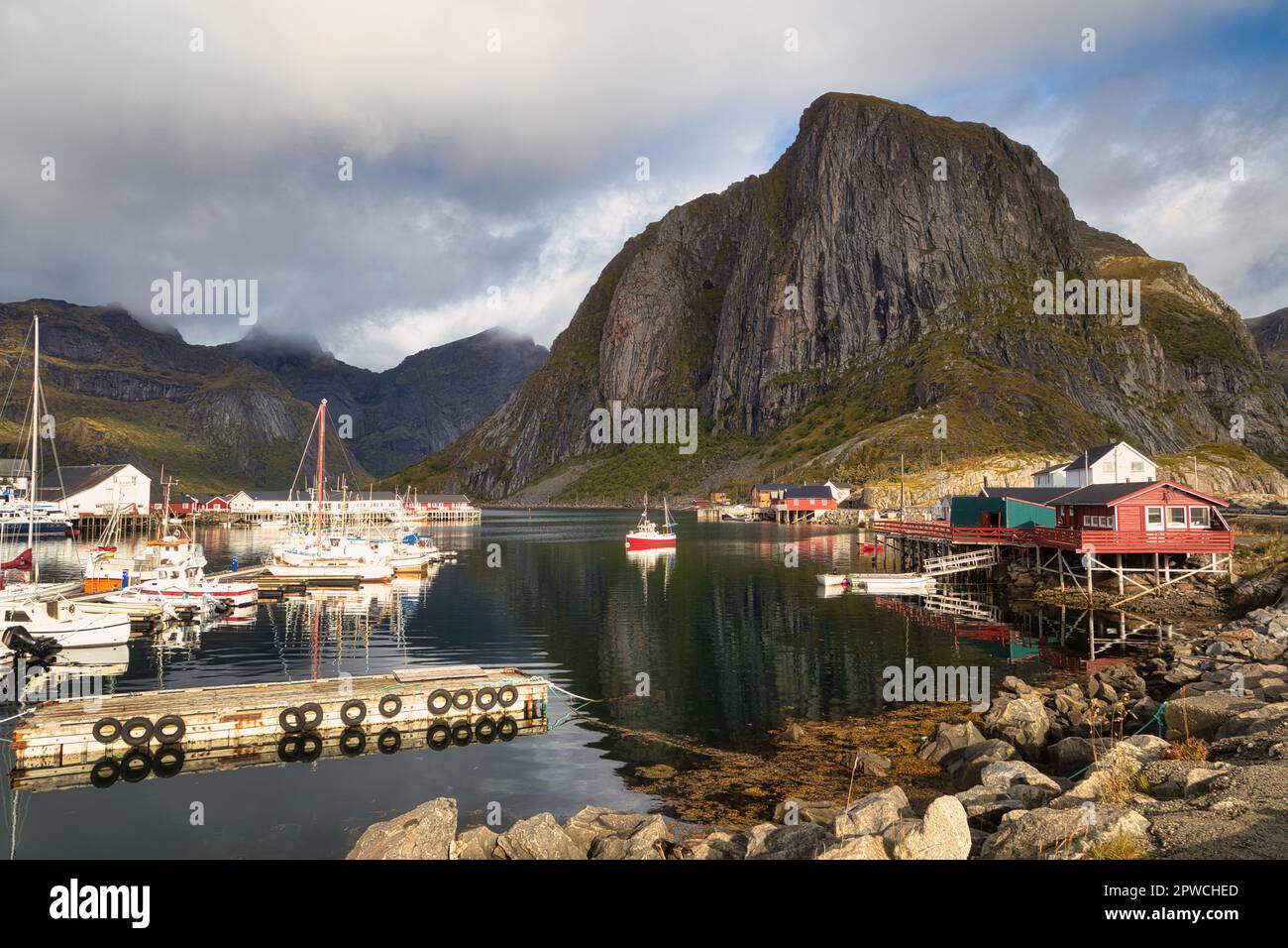 Red rorbuer on a stony shore, fishing boats, high, rugged mountains,  Hamnoey, Moskenesoya, Moskenes, Lofoten, Norway Stock Photo - Alamy