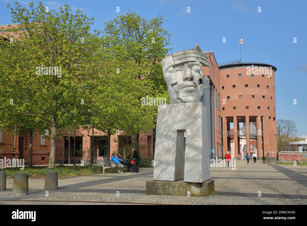Sculpture Re Africano by Gunther Stilling 1995 with Pfalztheater, head