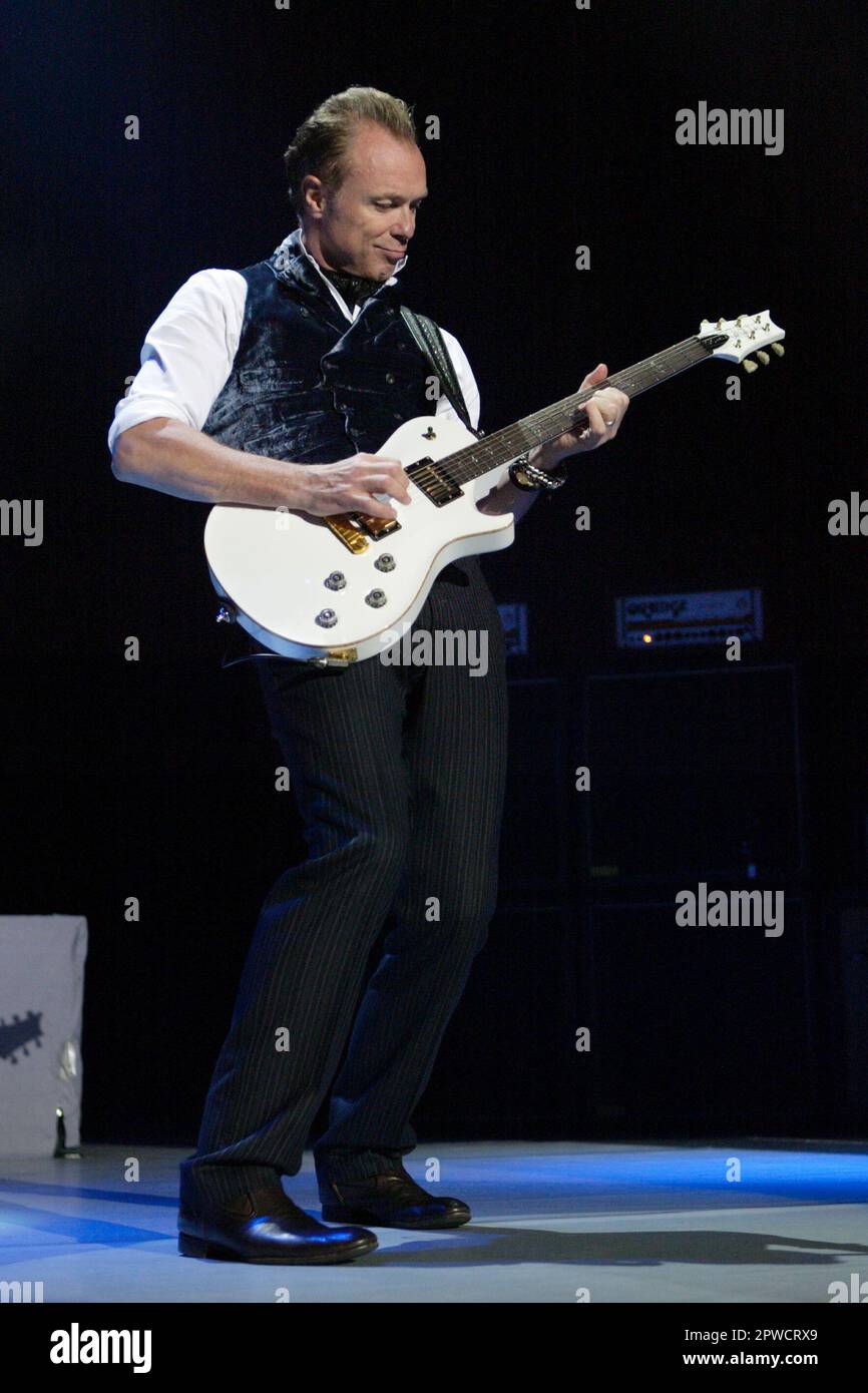 Photos Gary Kemp Hi res Stock Photography And Images Alamy photos-gary-kemp-hi-res-stock-photography-and-images-alamy