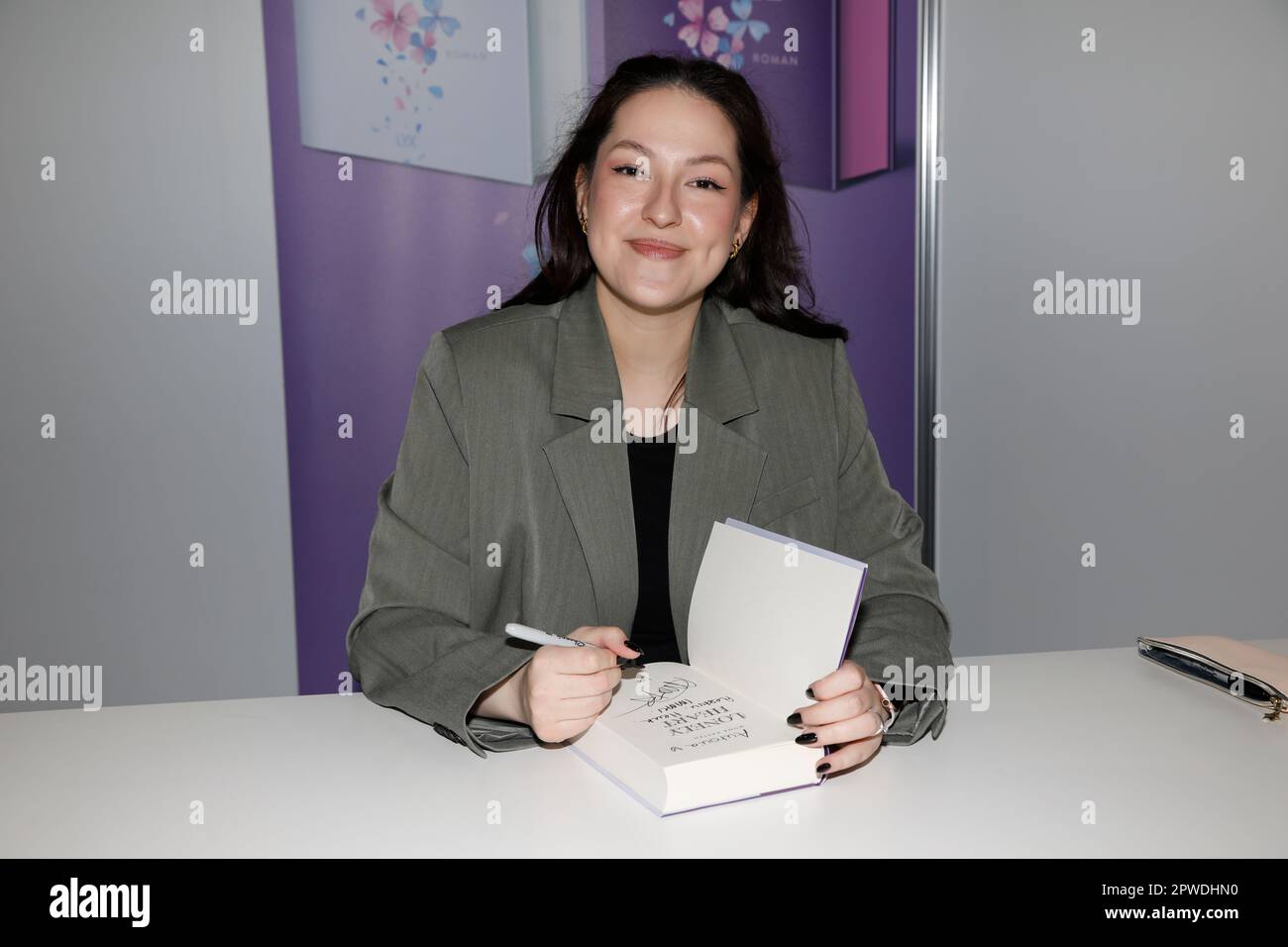 Mona Kasten bei der Signierstunde ihres Buches "Fragile Heart" am