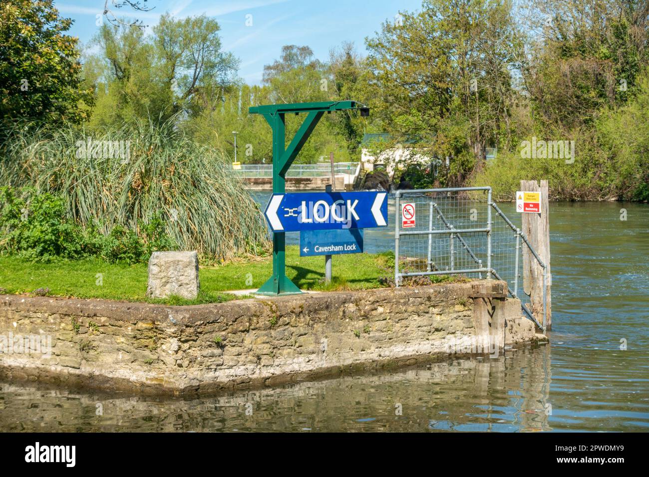 A blue sign with an arrow directing boats into Caversham Lock on The River Thames at Reading in Berkshire, UK Stock Photo