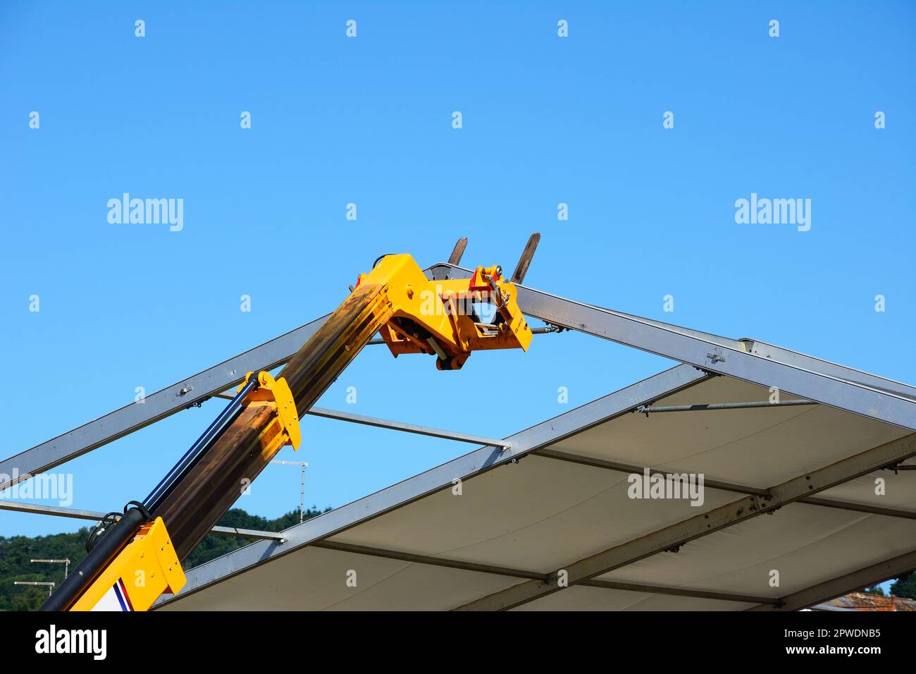 SIDMOUTH, UK - AUGUST 08, 2022 - Removing metal roofing using a hydraulically powered telescopic tractor, Sidmouth, Devon, UK, Europe, August 08, 2022 Stock Photo