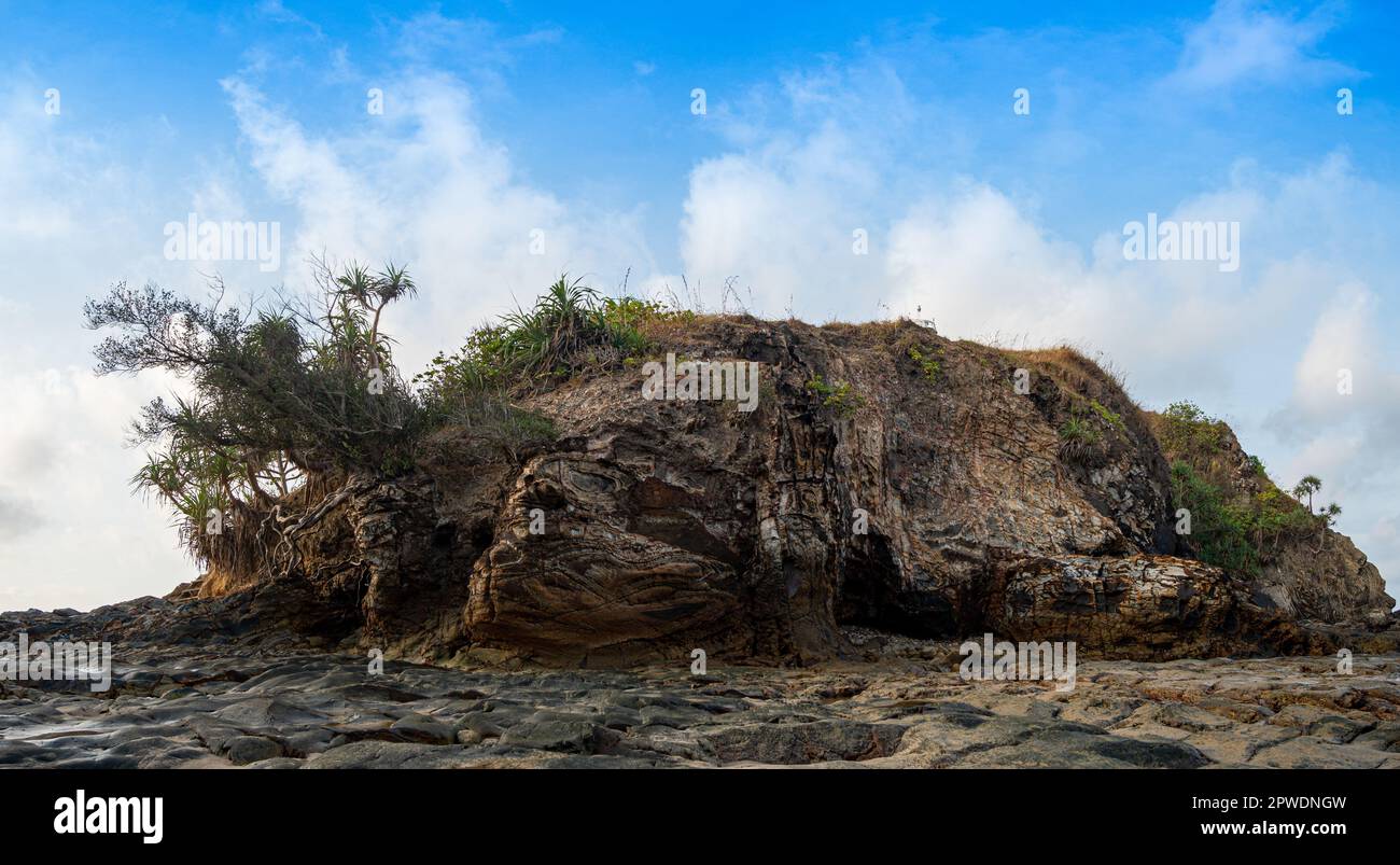The island where the lighthouse is located There is an unusual rock ...