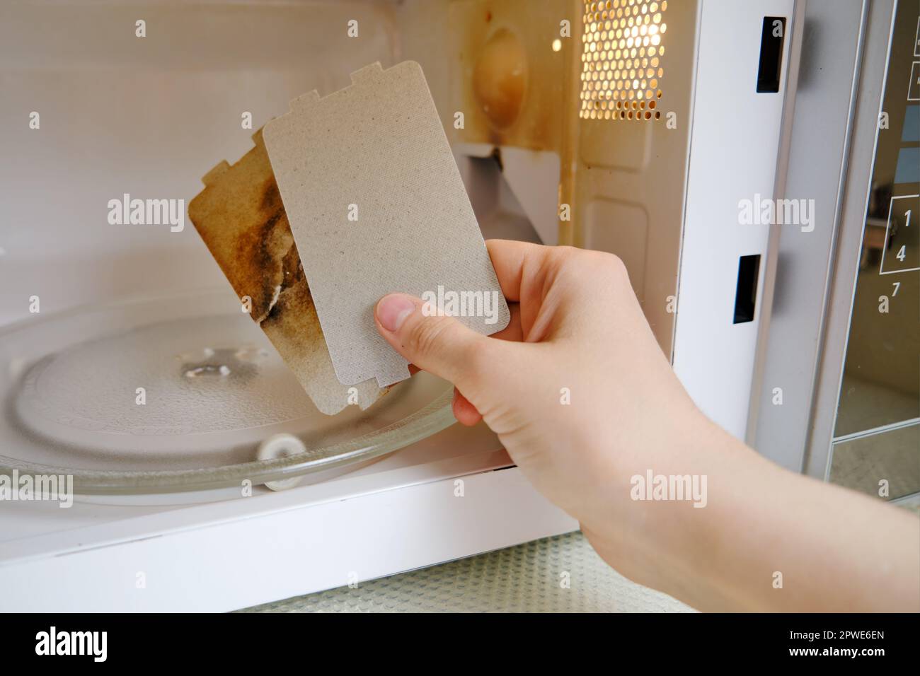 Repair of a sparkling microwave by replacing the mica plate. Broken