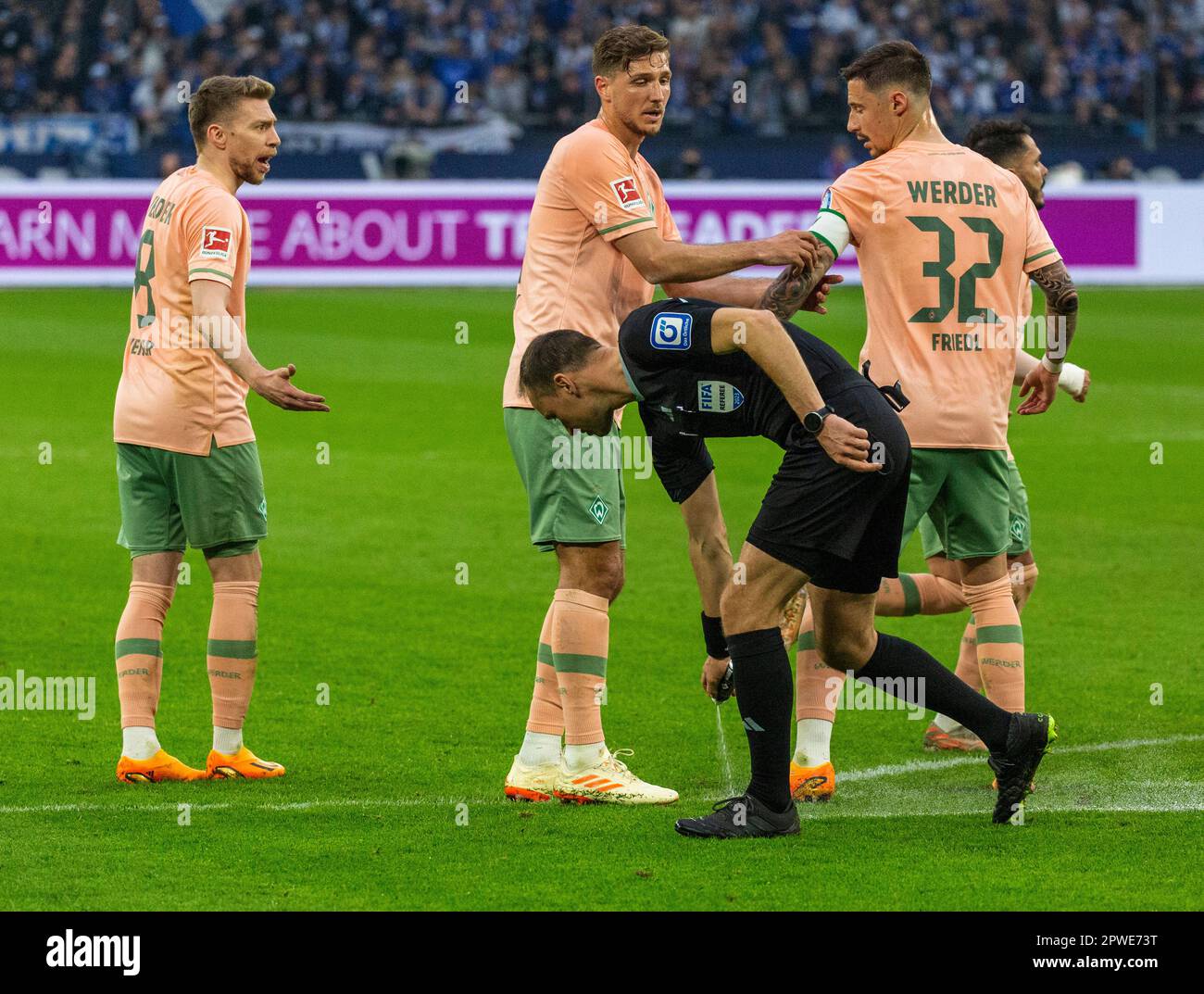 sports, football, Bundesliga, 2022/2023, FC Schalke 04 vs. SV Werder Bremen 2-1, Veltins Arena Gelsenkirchen, free kick to Schalke, Bremen players build a players wall, f.l.t.r. Mitchell Weiser (SVW), referee Bastian Dankert sprays a foam mark for the minimum distance, Niklas Stark (SVW), Marco Friedl (SVW), DFL REGULATIONS PROHIBIT ANY USE OF PHOTOGRAPHS AS IMAGE SEQUENCES AND/OR QUASI-VIDEO Stock Photo