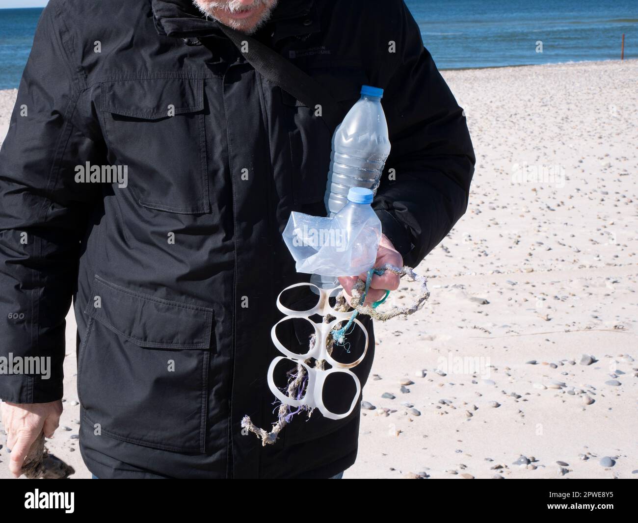 Person mit Plastikstrandmüll, person with plastic beach litter, Stock Photo